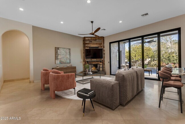 Building Photo - 6938 E Lomas Verdes Dr