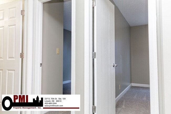 Building Photo - 3 Bedroom and 1.5 bathroom Duplex for Rent