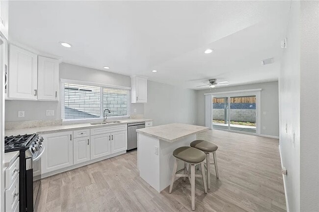 Building Photo - Riverside