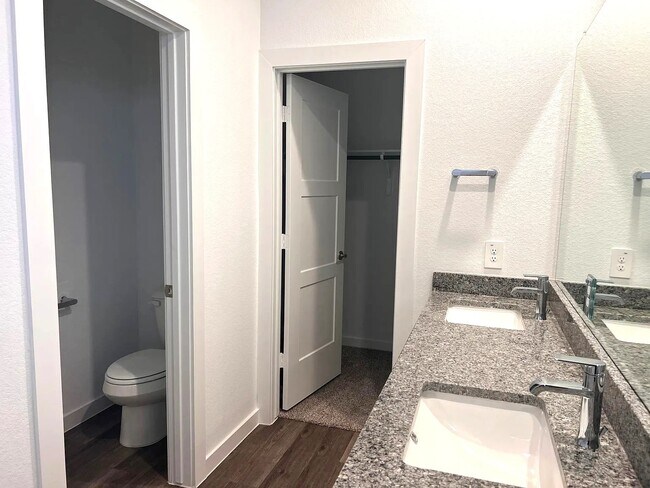 Building Photo - 1593 Sunrise Gables Dr