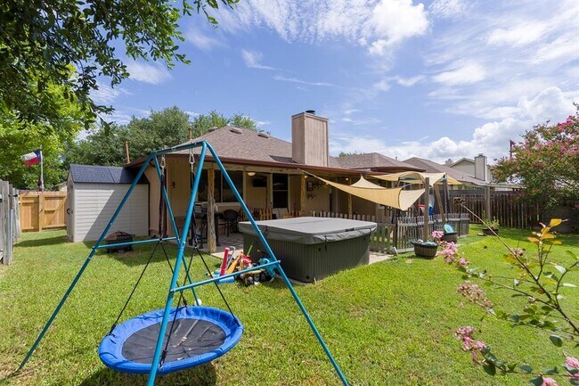 Building Photo - 906 Iris Dr