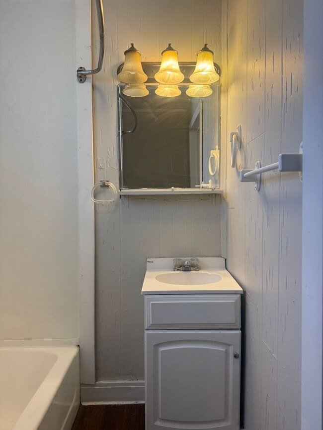 Building Photo - Price Drop, Apply Now!