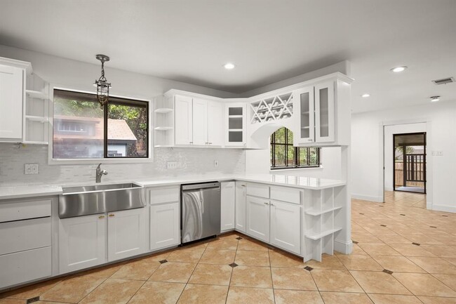 Building Photo - 2508 Marlton Dr