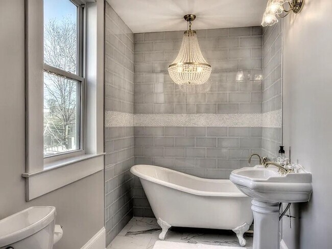 Building Photo - 3 Bedrooms, 2 Bathrooms - Home close to Downtown Rome!