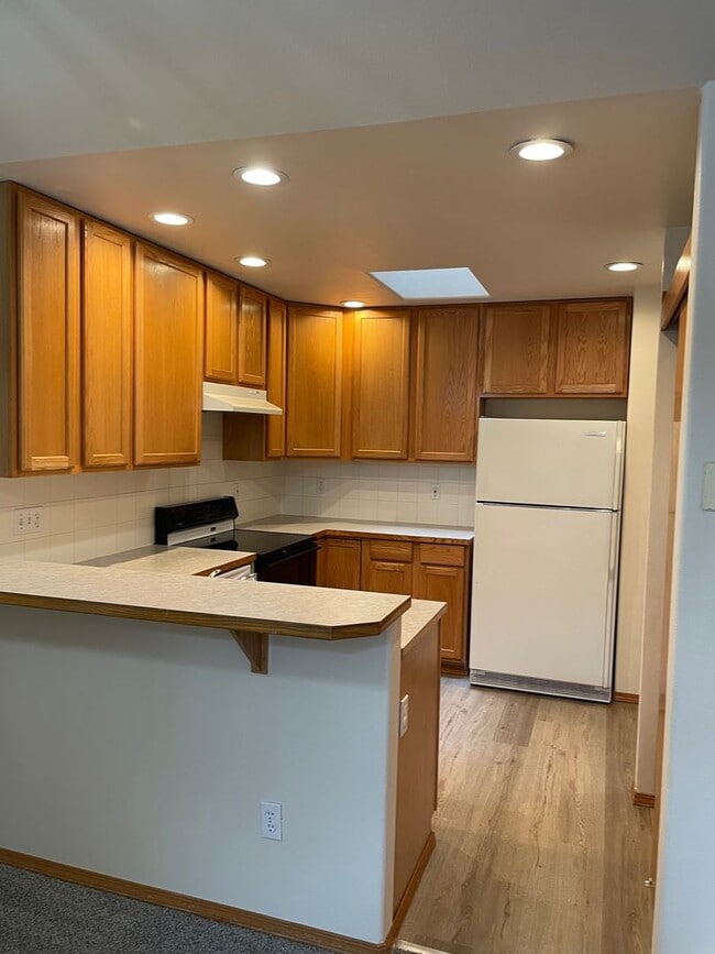 Building Photo - Spacious 3 bedroom 2 bathroom unit in Lake...