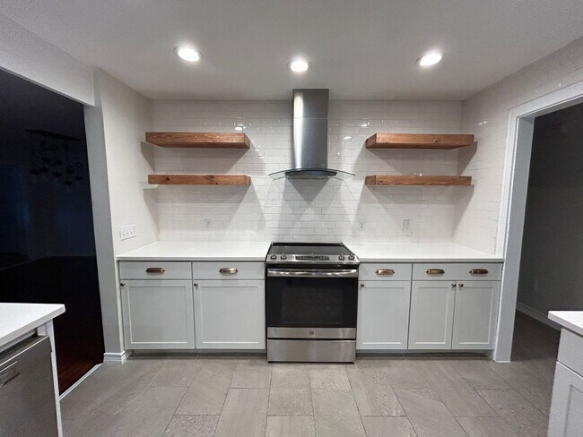 Building Photo - Craftsman Style House  Close to Downtown New Braunfels / Fridge Included/ No Carpet / Large Backy...