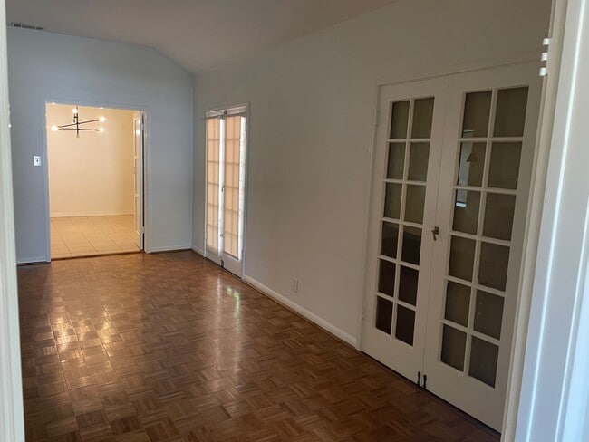 Building Photo - Charming 3-Bedroom Home with Gardener Serv...