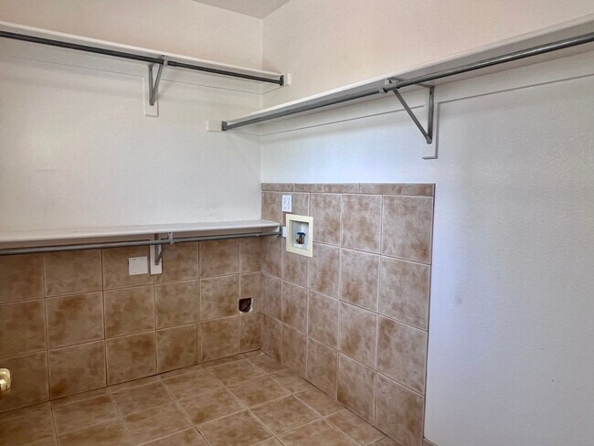 Building Photo - Wonderful 5 Bed/4 Bath Home Located on Qui...