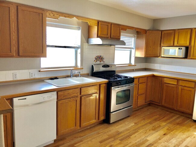 Building Photo - Perfect locale 3 Bed/2Bath Single Family H...