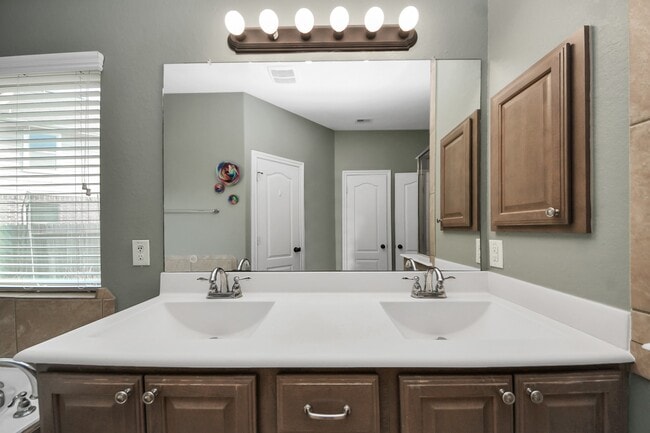 Building Photo - 2402 Village Lakes Dr