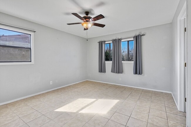 Building Photo - Roomy 3 Bedroom Home with a Fireplace