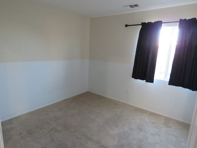 Building Photo - 5 Bedroom in quiet community!