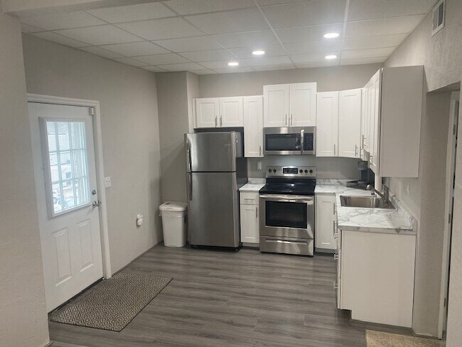 Building Photo - 2 bed/1 bath Apartment in the heart of Downtown Irwin