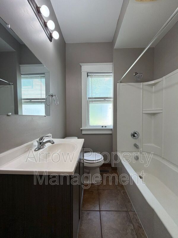 Building Photo - 2049 Worthington Ave