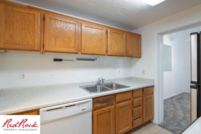 Building Photo - Charming 2 Bed / 1 Bath Apartment in a Prime Location