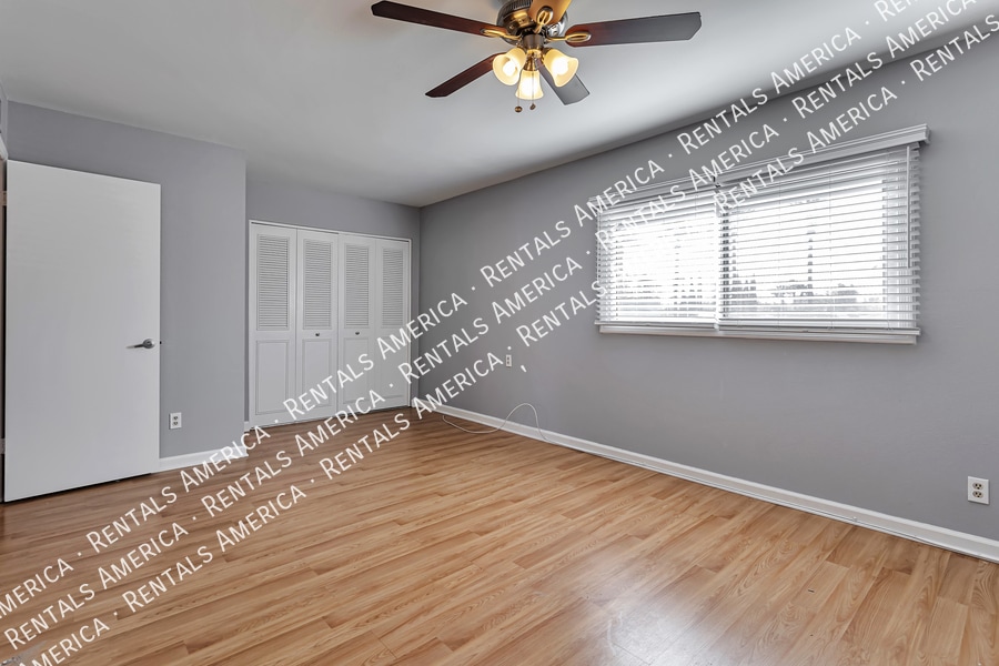 Building Photo - 2964 E Clarendon Ave