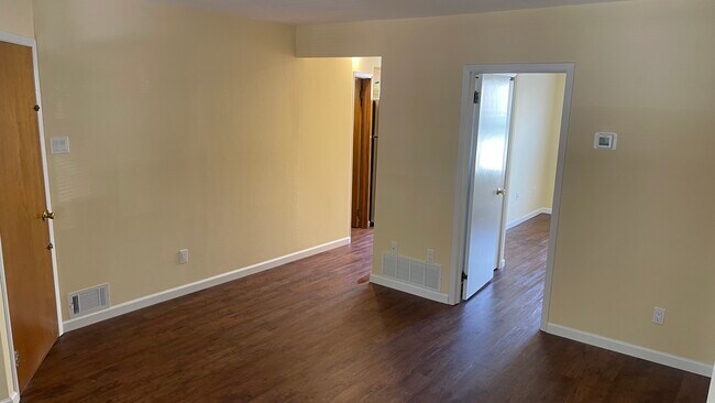 Large Livingroom - 2713 S Alder St