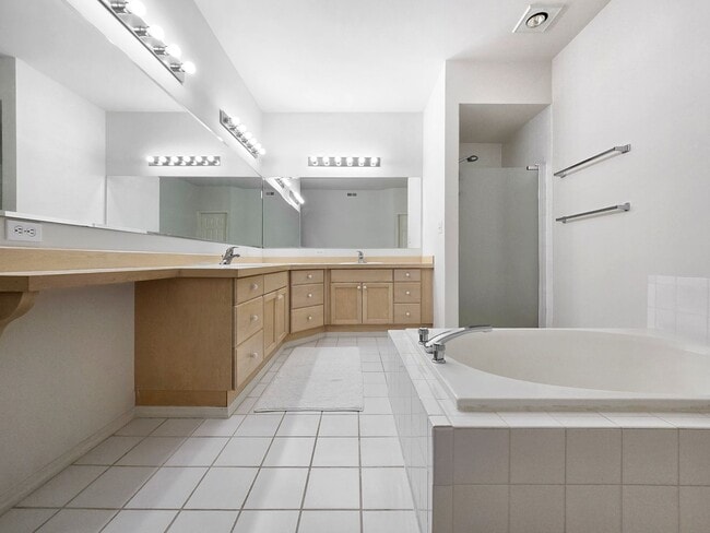 Building Photo - Spacious 3-Bed, 3-Bath Home with Lower Level Bedrooms, Patio, and Garage Near Factoria Mall & Dow...