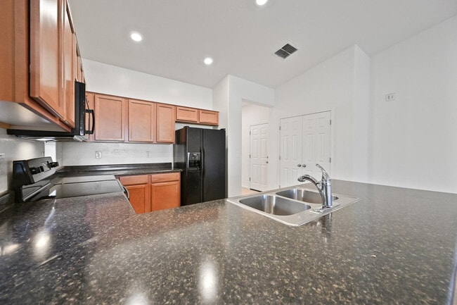 Building Photo - 1630 E Grove St