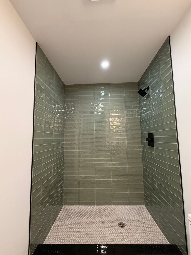 Building Photo - Bright, Modern & Fully Renovated 1-Bedroom...