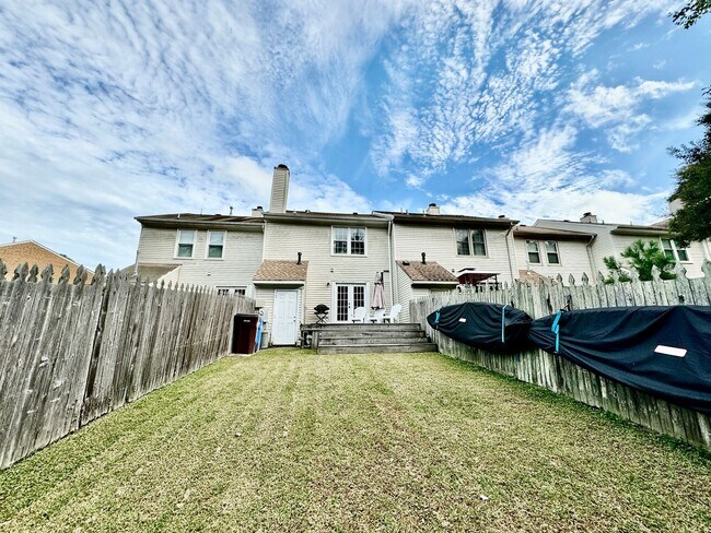 Building Photo - Available 11-14-25! Lakefront Townhome w/2...