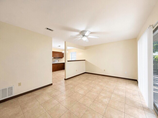 Building Photo - "Coastal Comfort: Spacious 2-Bed Townhouse in Fort Walton Beach!"