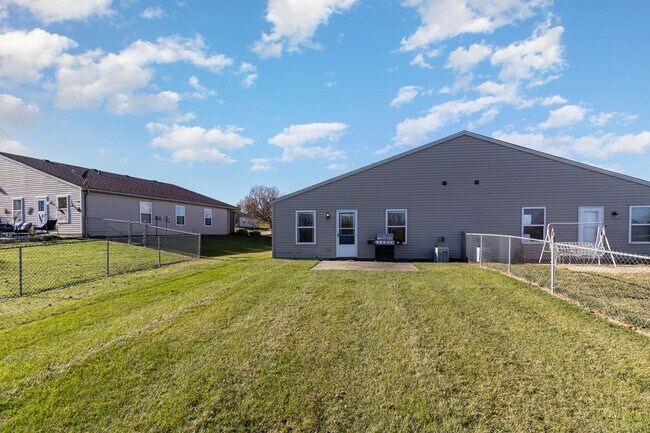 Building Photo - Relaxing home near Interstate