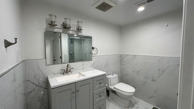 Building Photo - 6207 N Talman Ave