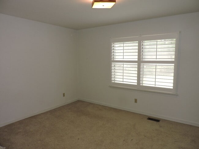 Building Photo - Email Linda@vacosold.com  or Call Office 8...