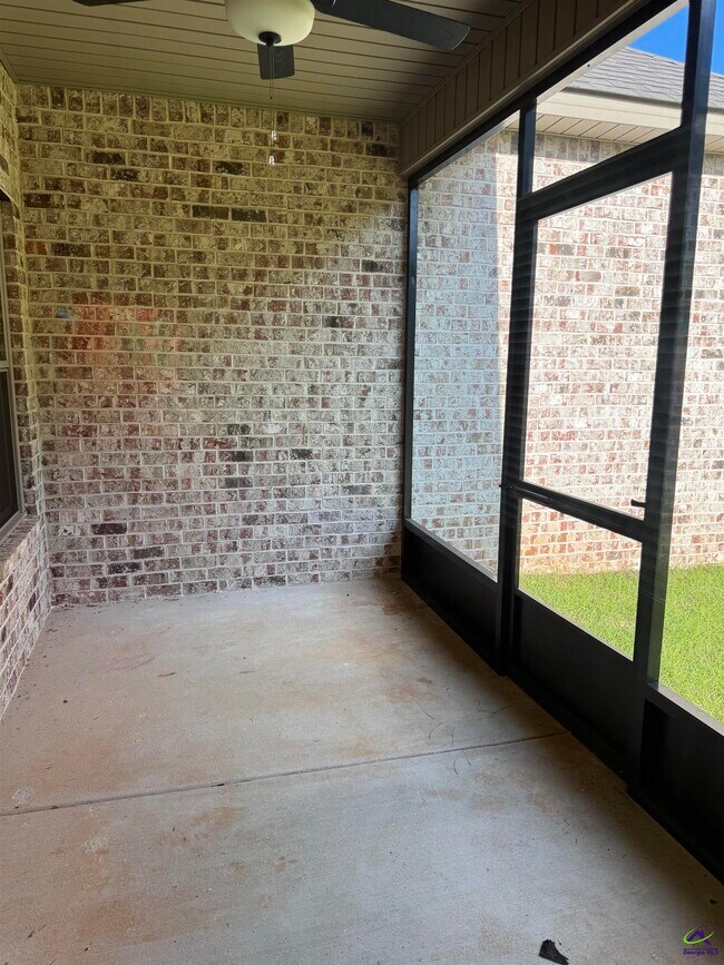 Building Photo - 213 Willowbrook Ln