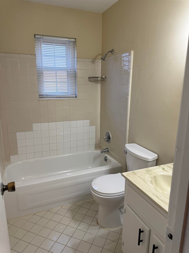 Building Photo - 7200 Devine St