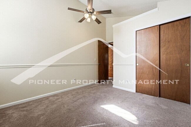 Building Photo - Spacious Home with Washer/Dryer and Central AC