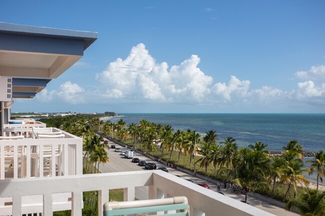 Building Photo - 1 Bedroom 1 Bathroom Furnished Direct Ocean View Condo: Lease dates  April 15 through November 30