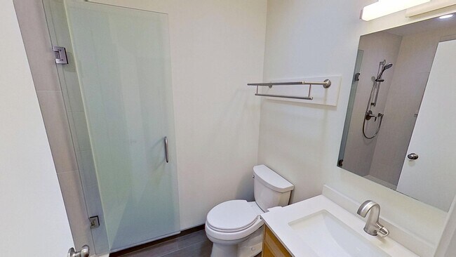Building Photo - Spacious 3 bed / 3 bath in the More Mesa area