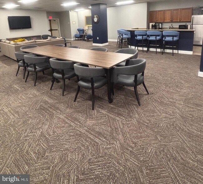 Building Photo - 1211 S Eads St