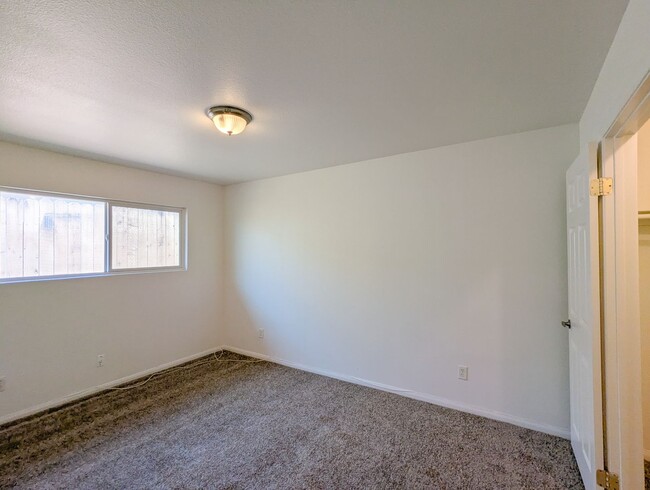 Building Photo - Great Single Story Condo!