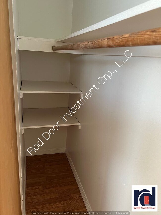 Building Photo - Downstairs 1/1 - Small Quiet Apartment Com...