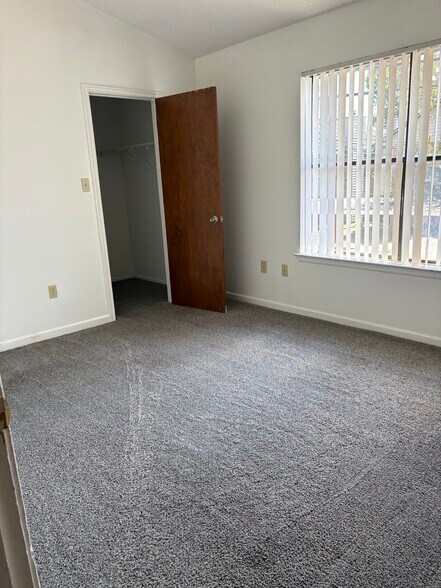 Building Photo - 155 Marilyn Dr