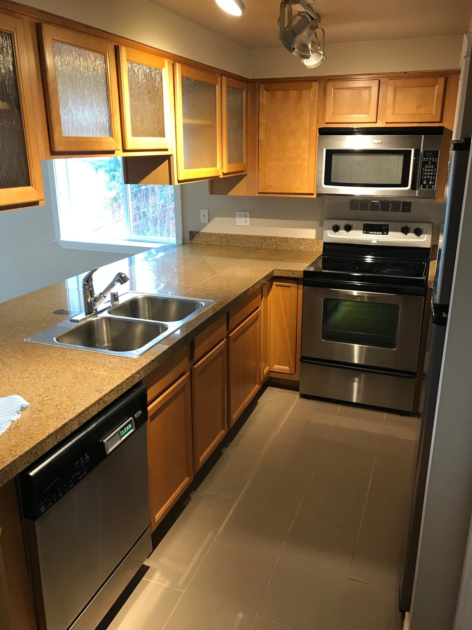 Building Photo - 2200 Thorndyke Ave W