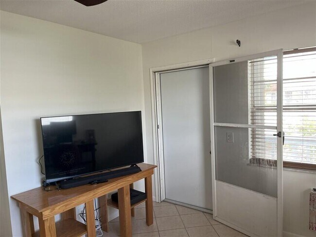 Building Photo - 18 Ocean Breeze