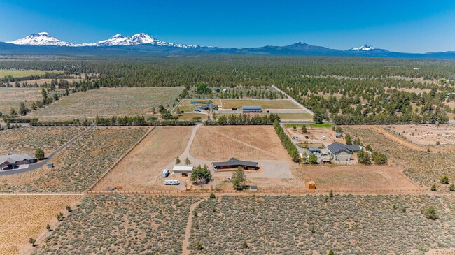 Building Photo - Luxury Home for Rent – Expansive Acreage, ...