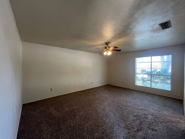 Building Photo - SPACIOUS SOUTHSIDE DUPLEX!