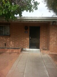 Building Photo - 4 Plex - 2 Bedroom Unit for Rent