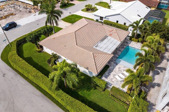Building Photo - 899 Barcelona Dr
