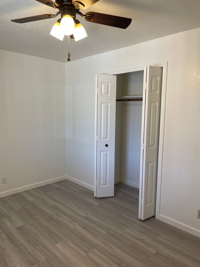 Building Photo - Unfurnished Full Time