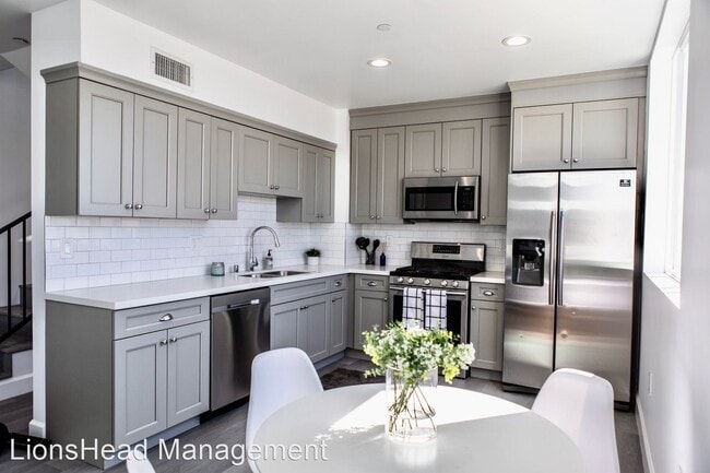 Building Photo - 4557 Rosewood Ave