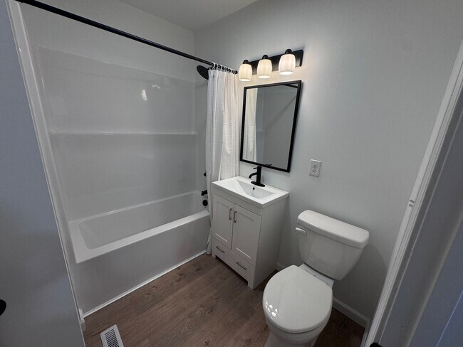 Building Photo - 3 Bedroom, 1 bath house with a bonus room