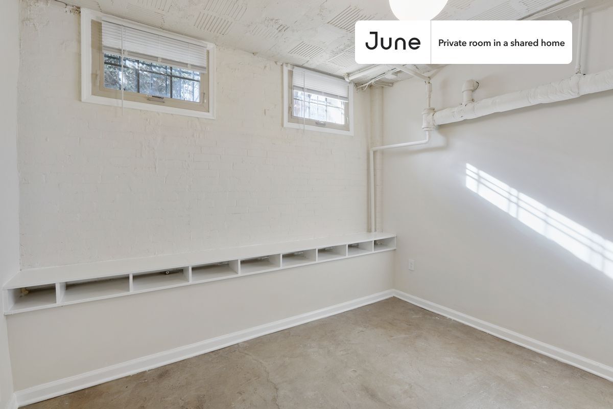 Building Photo - Room in Shared 5 bed/2 bath home