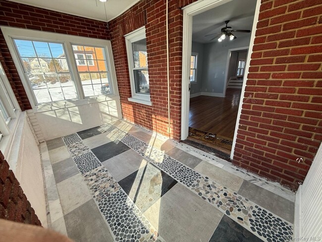 Building Photo - 7 Flower St