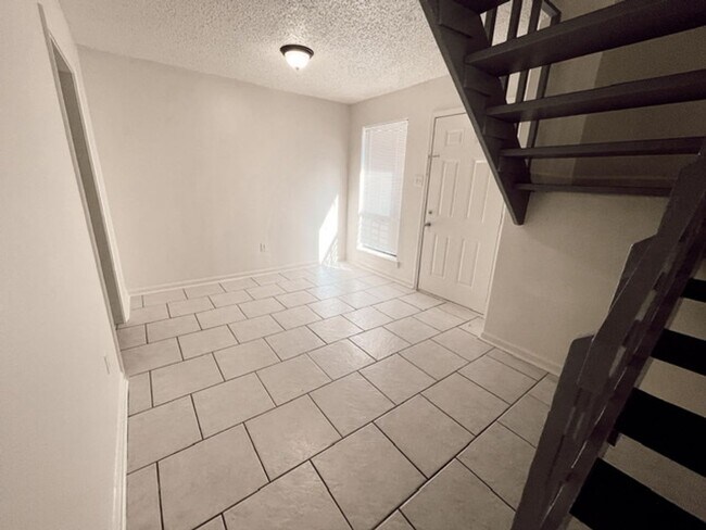 Building Photo - 8220 Governor Dr